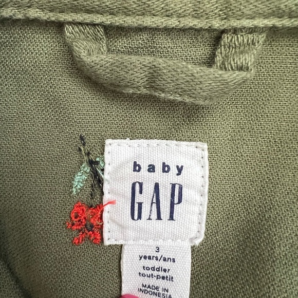 EUC barely worn Gap jacket! Embroidered green khaki jacket. Size 3T - Picture 3 of 4